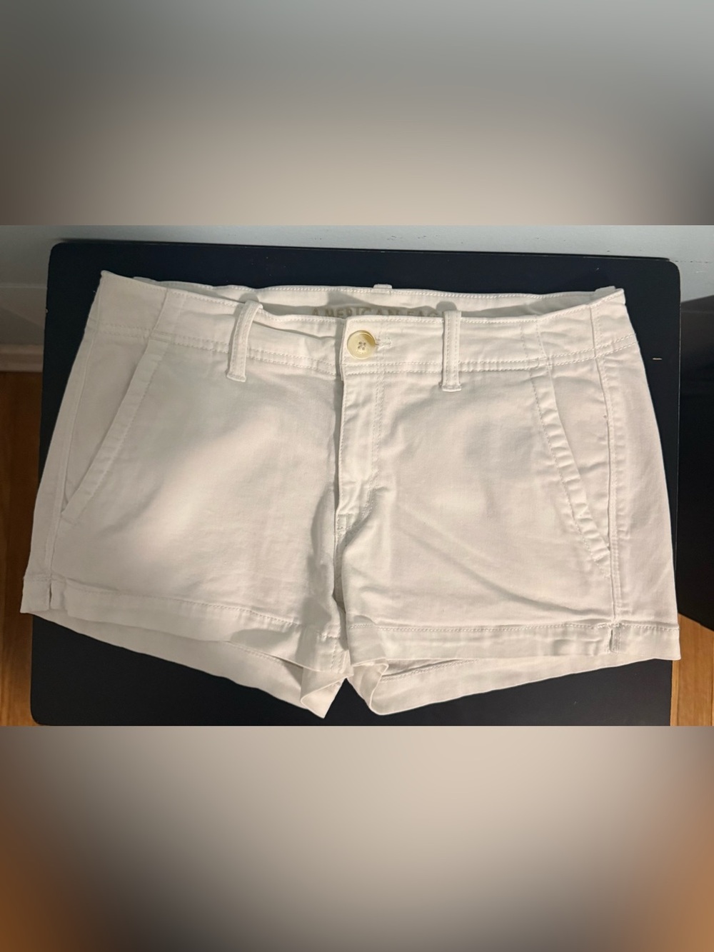American Eagle 🦅 Mid Rise Women's White Cotton Super Stretch Shorts size 6.
